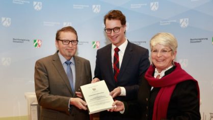 NRW-verkehrsminister Wüst und Regierungspräsidentin Rademacher überreichen den Beschluss