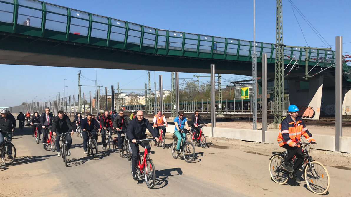 Fahrradfahrende auf der neuen Wilhelmsburger Reichsstraße