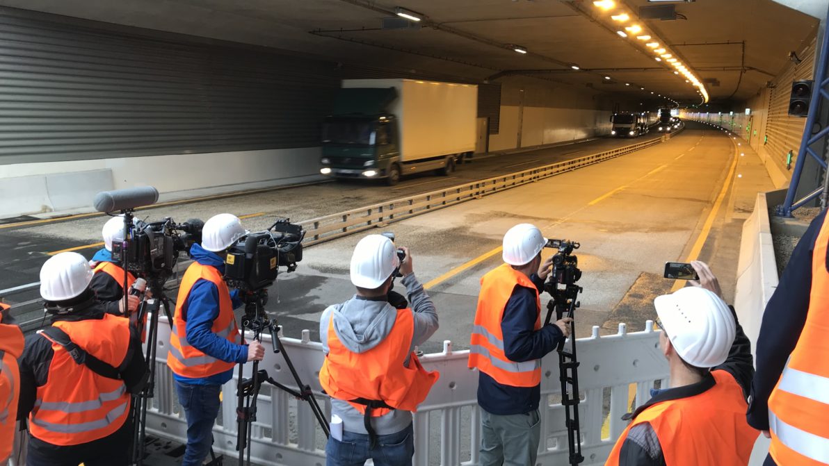 Pressefotografen fotografieren die Einfahrt des Tunnels