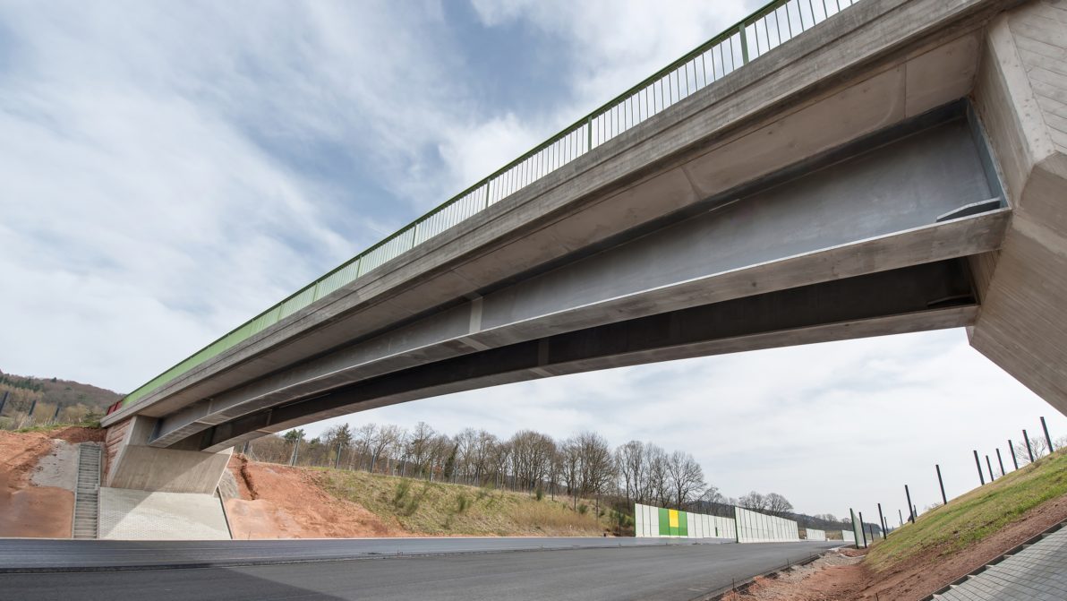Deutschlands erste feuerverzinkte Stahlverbundbrücke