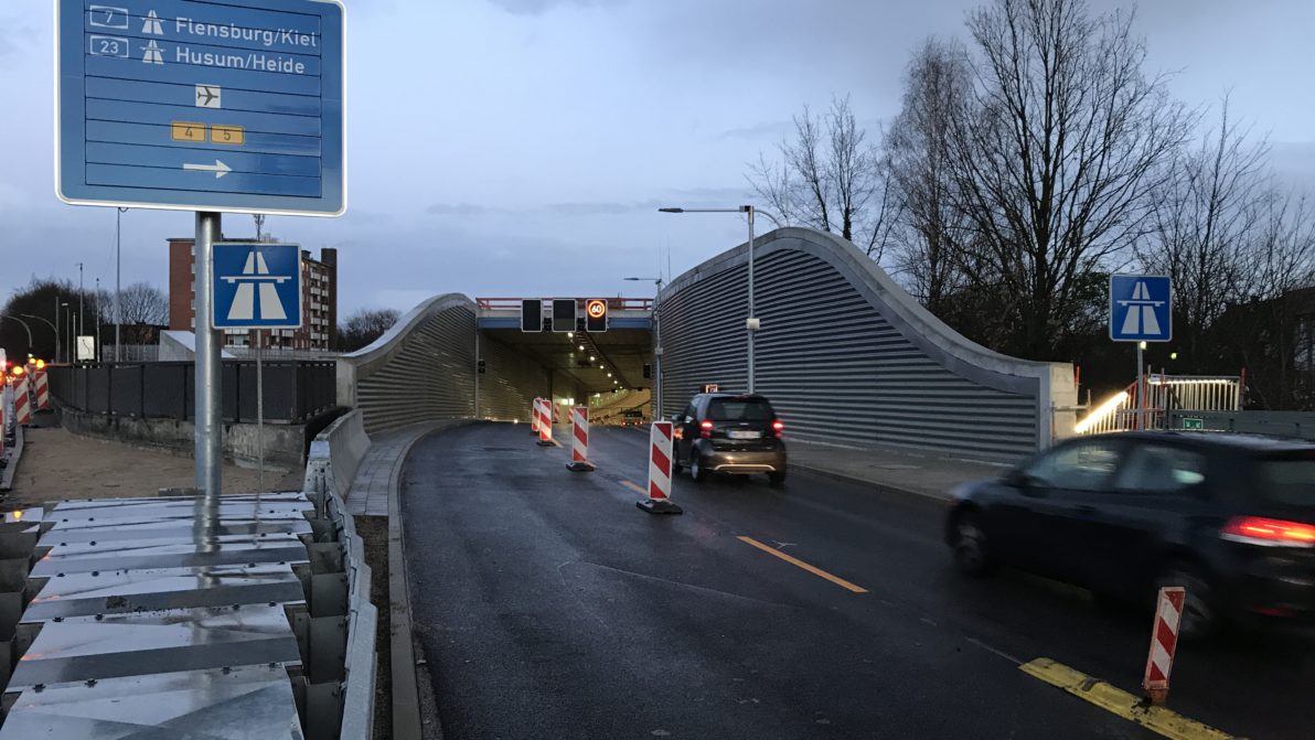 Erste Verkehrsteilnehmer fahren in die neue Oströhre des Tunnels Stellingen