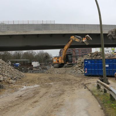 Abbrucharbeiten am nördlichen Wiederlager der Langenfelder Brücke