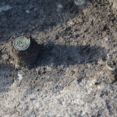 Bronzene Hakenspirale und Ring in einem spätbronzezeitlichen Grab
