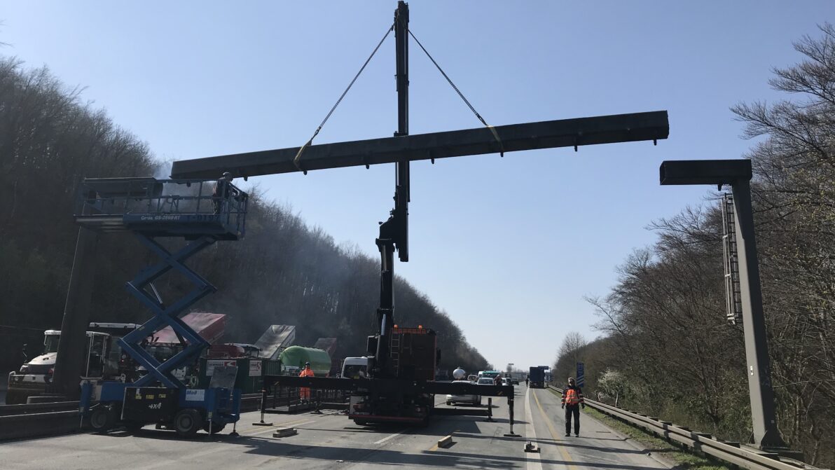 Abbau der Verkehrszeichenbrücke in Fahrtrichtung Köln