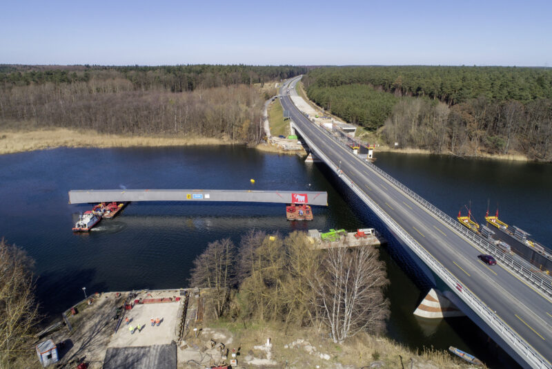 A 19 Petersdorfer Brücke: Einschwimmen der Mittelsegmente für die östliche Brückenhälfte