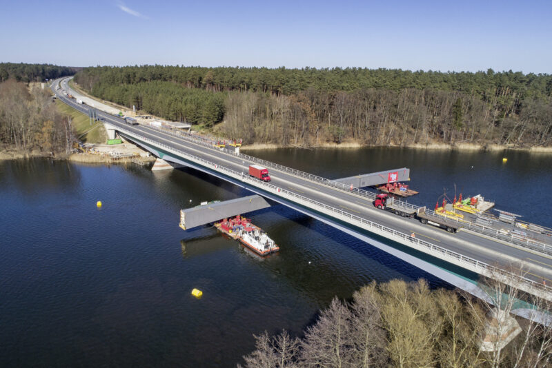 A 19 Petersdorfer Brücke: Einschwimmen der Mittelsegmente für die östliche Brückenhälfte