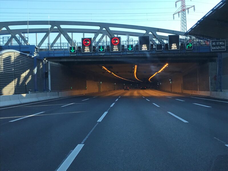 Blick in den Tunnel Stellingen, davor Verkehrszeichenbrücke
