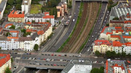 Luftbild von der A 100 zwischen Knobelsdorffbrücke und Kaiserdammbrücke aus dem Jahr 2019