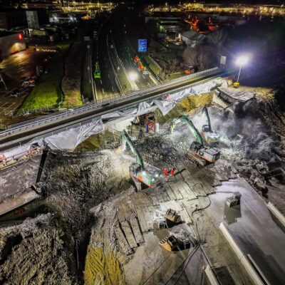 Drei Bagger im nächtlichen Einsatz zum Abbruch des nördlichen Brückenbauwerks I Bildnachweis: Live-doku-tv