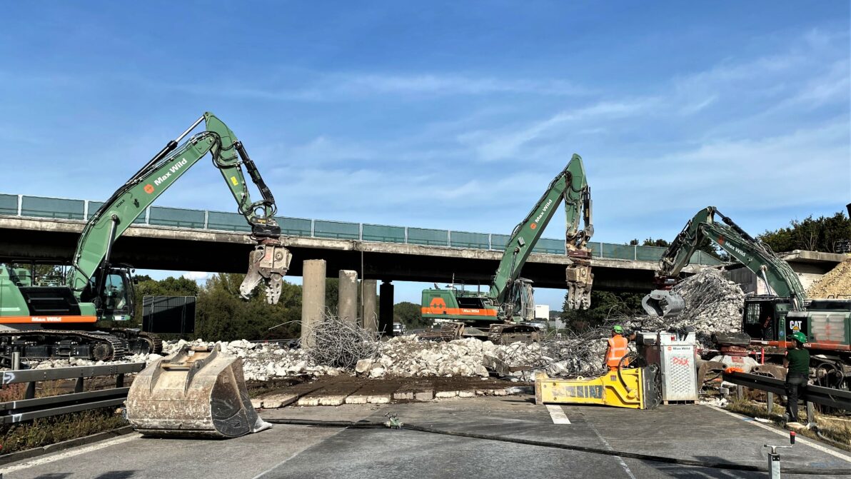 Abbruch des ersten Brückenbauwerks für Erweiterung der A 81