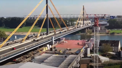 Die Brückenhilfspfeiler stehen und der Bau ragt nun zu Teilen schon über das Wasser | Bildnachweis: TAKE IT MEDIA GmbH