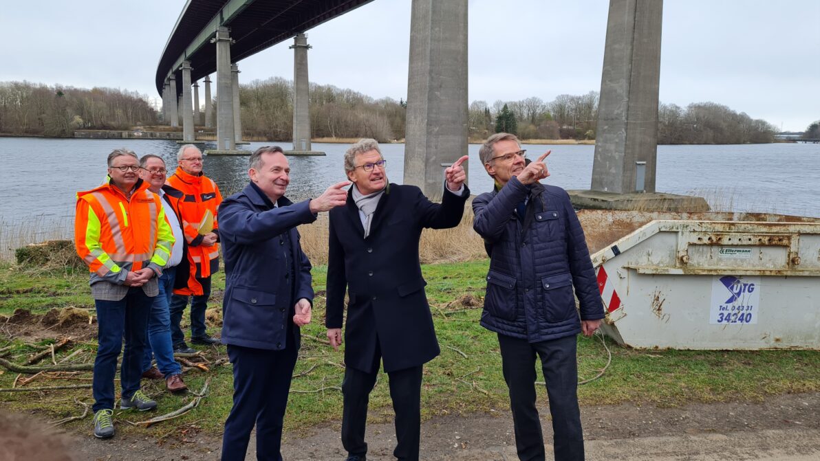 Bundesverkehrsminister und DEGES an der Rader Hochbrücke