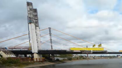 Bild der Rheinbrücke Duisburg-Neuenkamp vom Wasser aus