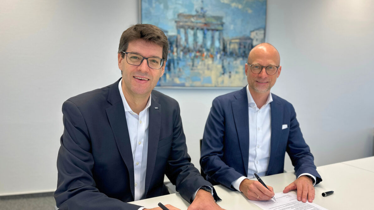 Andreas Irngartinger (DEGES) und Sascha Steuer (VBI) unterzeichnen die Vereinbarung zum BIM-Standard-Leistungskatalog