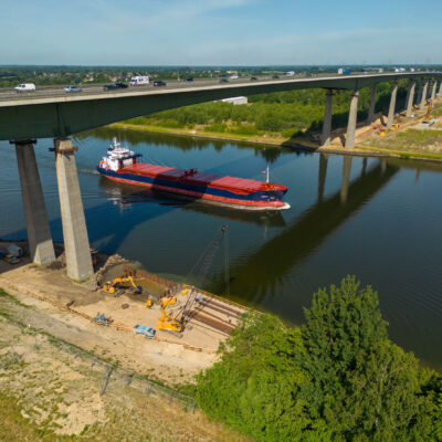 Die Rader Hochbrücke führt über den Nord-Ostsee-Kanal