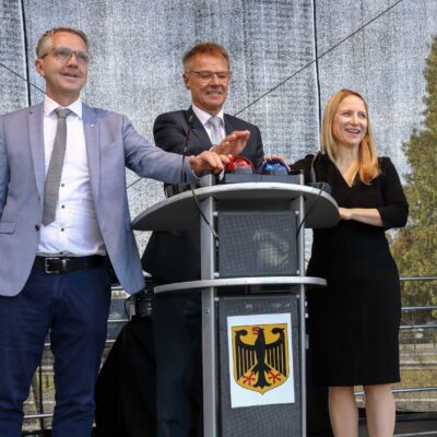 Jetzt geht’s los: Carsten Butenschön, Bernd Rothe und Daniela Kluckert gaben den symbolischen Startschuss für die digitale Autobahn