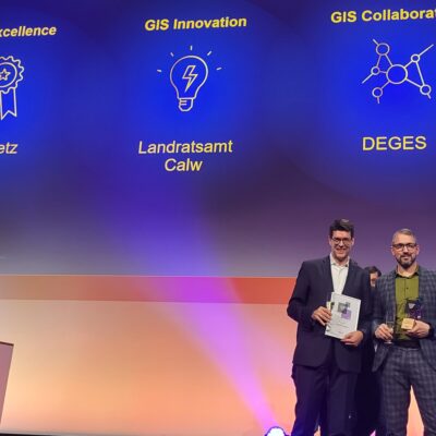Andreas Irngartinger (links), CDO der DEGES, und Alexander Bräunlich, Projektleiter Innovation und Vernetzung, nehmen den Award entgegen. | Bildnachweis: Esri Deutschland GmbH