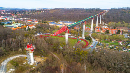 Langsam bewegt sich der Brückenüberbau in Richtung Kohlberg
