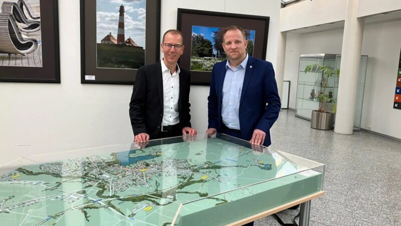 Projektleiter Rüdiger Martens und Bad Segebergs Bürgermeister Toni Köppen mit dem Modell des A20 Abschnitts.