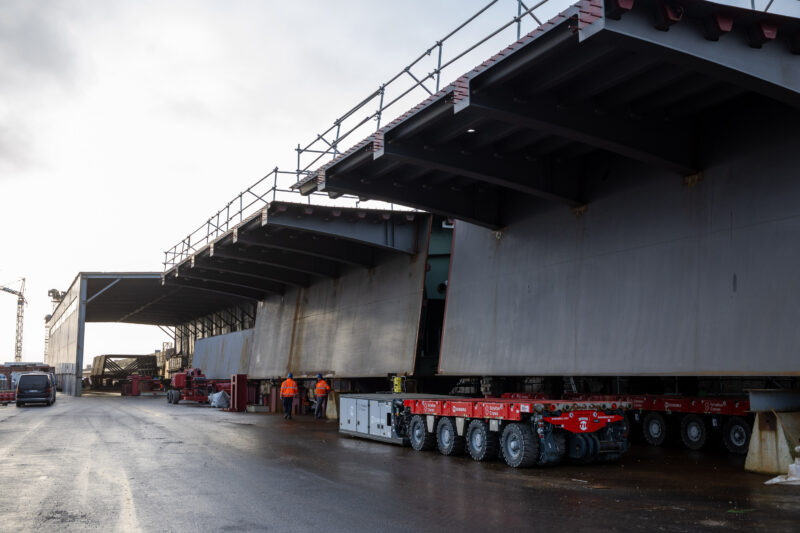 Die ersten Stahlteile, die ab April für die neue Rader Hochbrücke geschoben werden, stehen bereit.