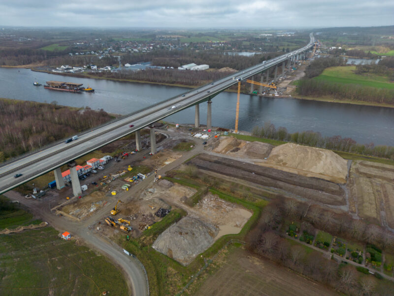 Was man als Autofahrer nicht sieht: Die Baustelle des Ersatzbaus der Rader Hochbrücke aus der Luft. 